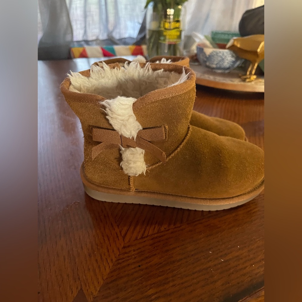 Koolaburra Tan Kids Boots with Cream Fur